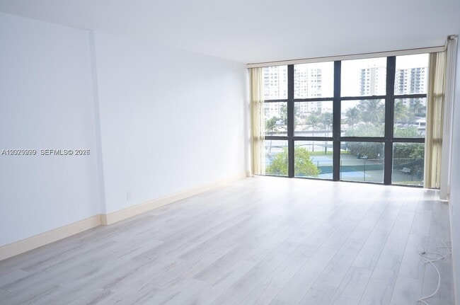 Photo - 1000 Parkview Dr Unit 426