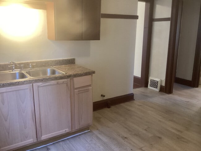 3730-3732 W Roberts St - 3730-3732 W Roberts St Apartment Unit 3730 (Lower)