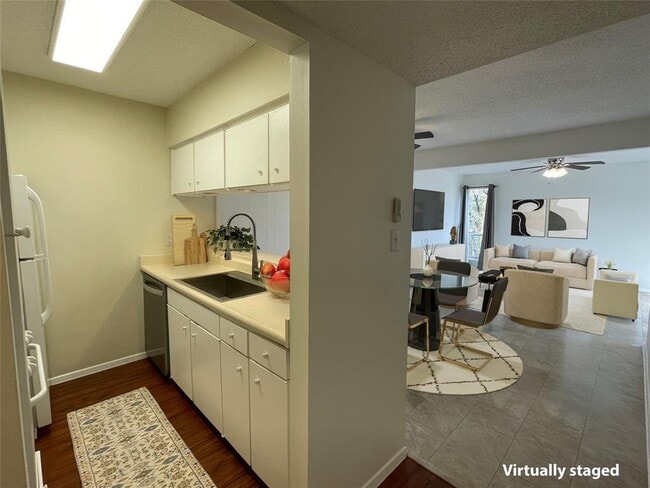 Photo - 3431 N Hills Dr Unidad 203 Rental