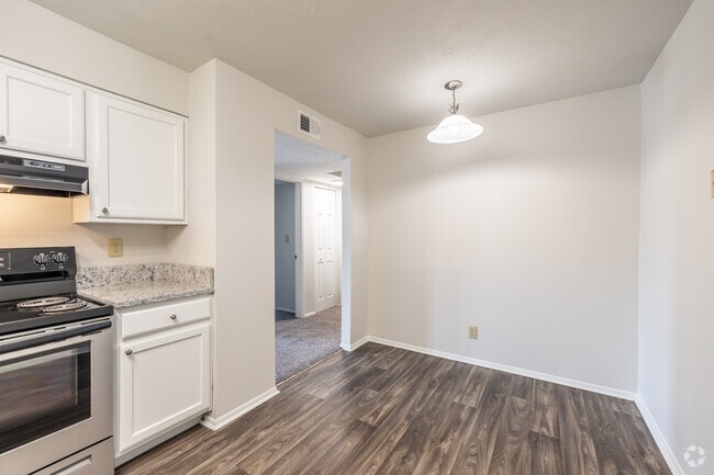 1BR, 1BA - 660SF - Dining Area