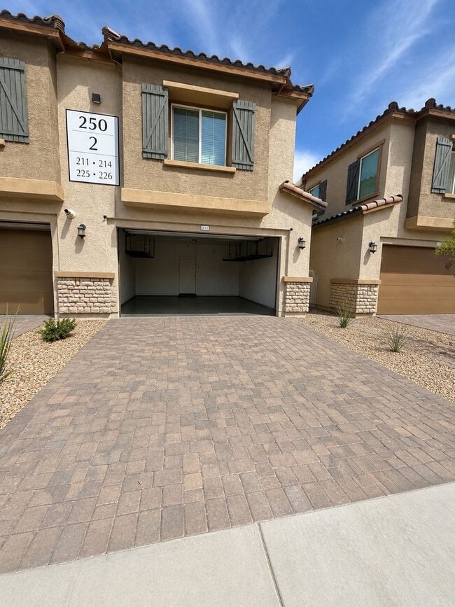 Building Photo - Highly Desirable Cadence Gated Community!