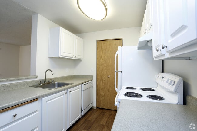 1 bedroom / white appliances