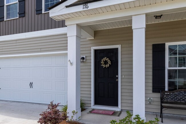 Building Photo - 5 Bedroom Home Close to Ft. Stewart