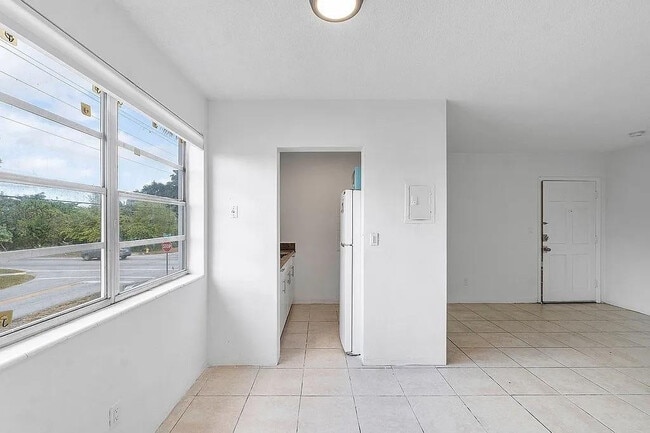 Building Photo - 14950 N Miami Ave Unit 4