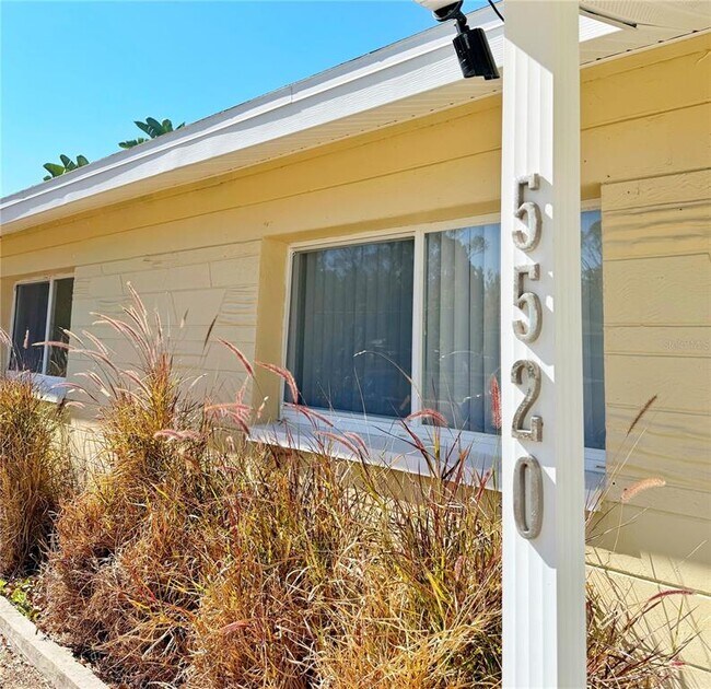 Photo - 5520 Hobson St NE