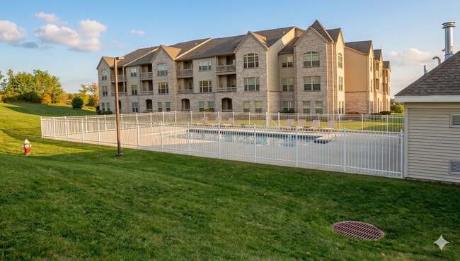 View of 3 story & Pool - Hanover Square Apartments