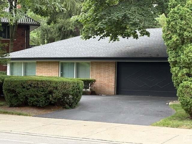Building Photo - 1315 Sheridan Rd Rental