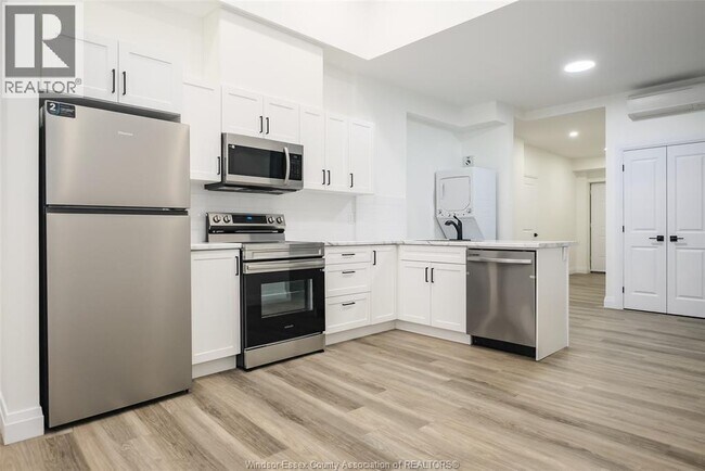 Photo - 1233 University Ave W