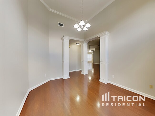 Photo - 838 Poydras Ln W