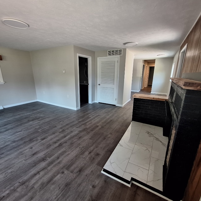 Photo - 5662 Park St