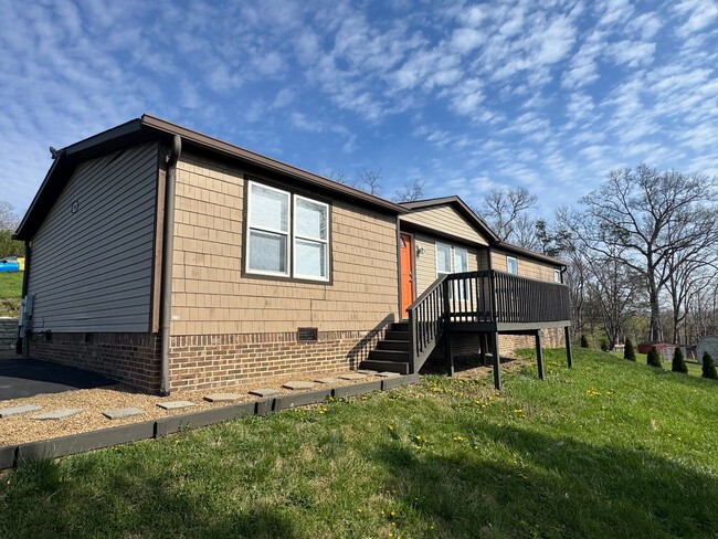 Building Photo - 3 Bedroom 2 Bathroom Home in Kingsport, TN