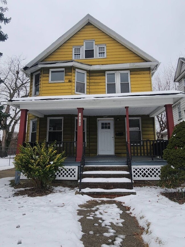 Building Photo - Charming 3-Bedroom Property in Prime Location (Section 8 Vouchers Accepted)