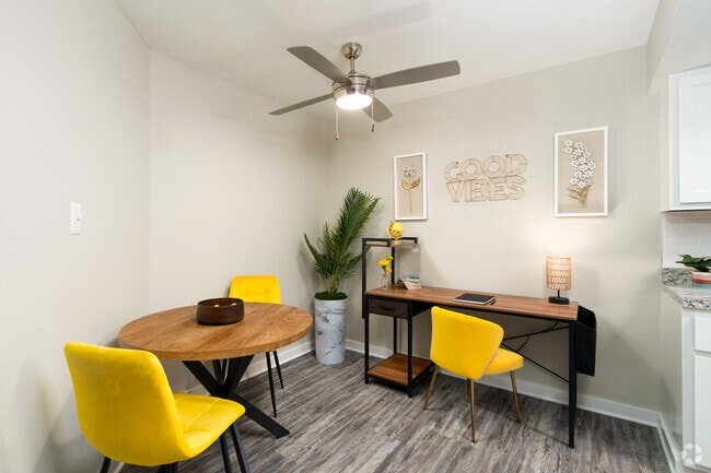 1BR, 1BA - 704SF - Dining Room