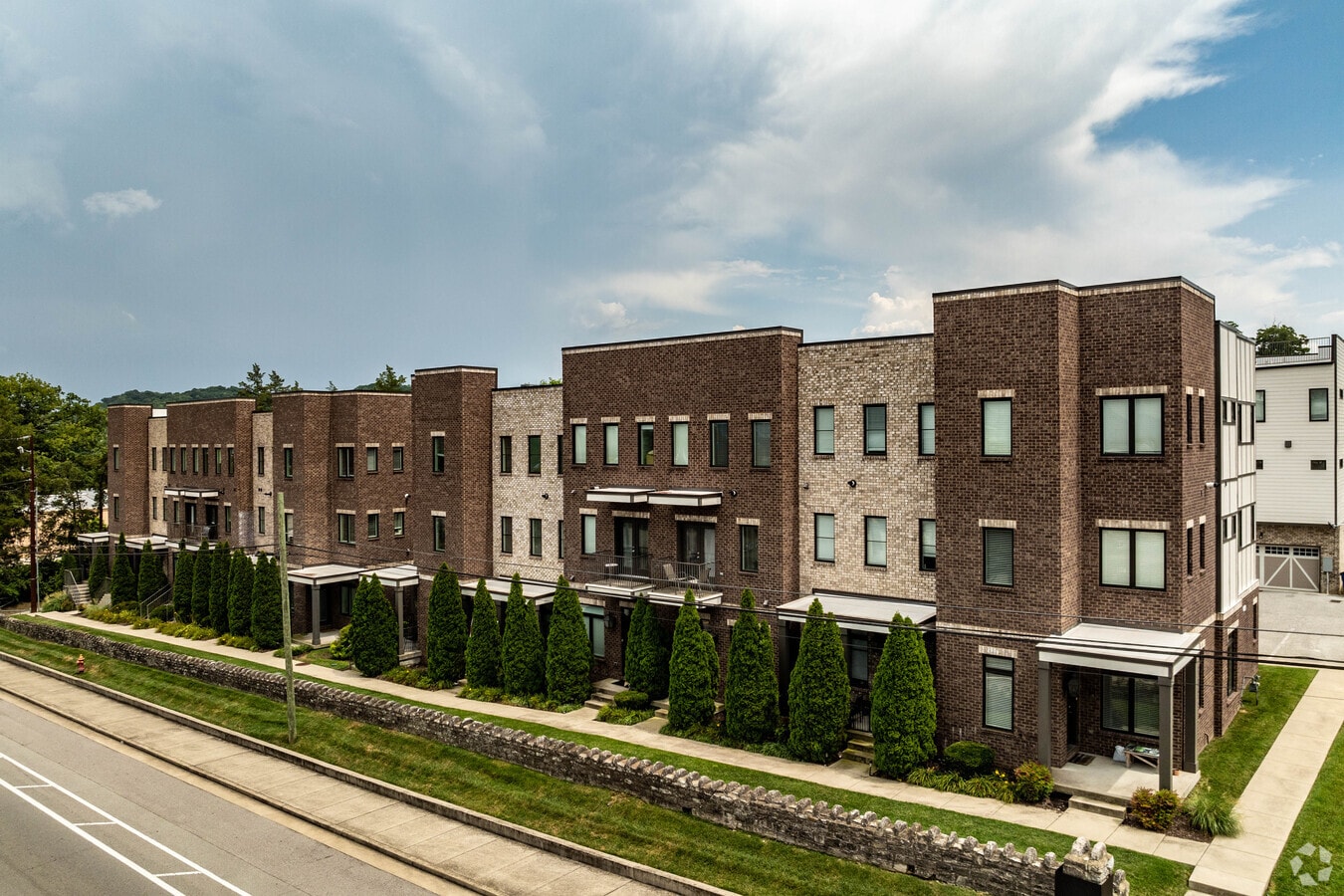Hillwood Court - Hillwood Court Townhomes