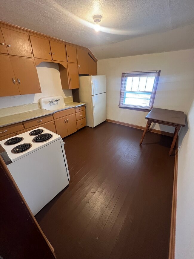 Photo - 406 1/2 E 1st St