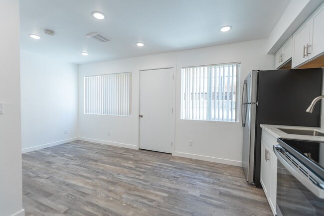 Photo - 18407 Dearborn Street