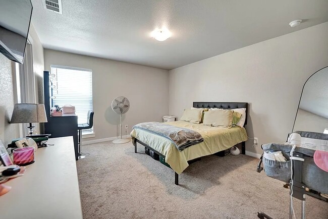 Near brand new 3 bd/2 bth home in quiet neighborhood! Turf backyard w/ pergola! All appliances! 1...