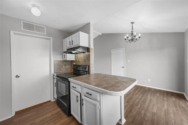 Photo - 539 English Oak St