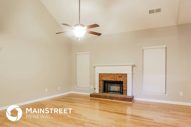 Photo - 1910 Oakbluff Way SW