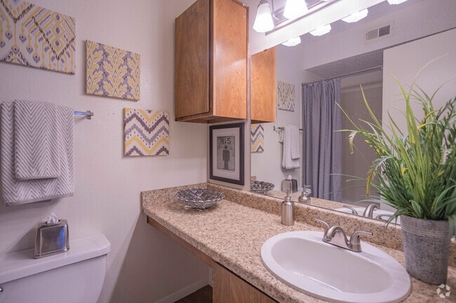 2BR, 2BA - 900SF