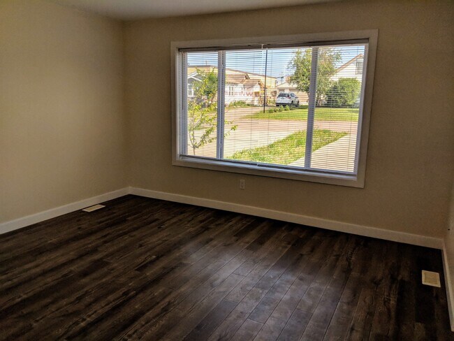 Photo - 1625-1699 99 Ave