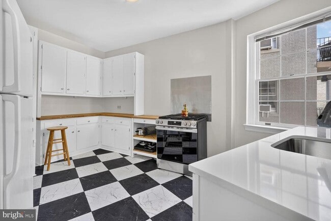 Photo - 2737 Devonshire Pl NW