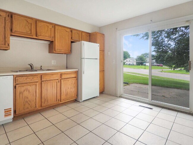 Photo - 3 Bed 2 Bath Corner Unit Townhome in Apple...