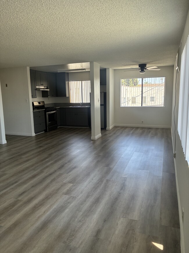 Building Photo - 1406 N Serrano Ave Unit 206