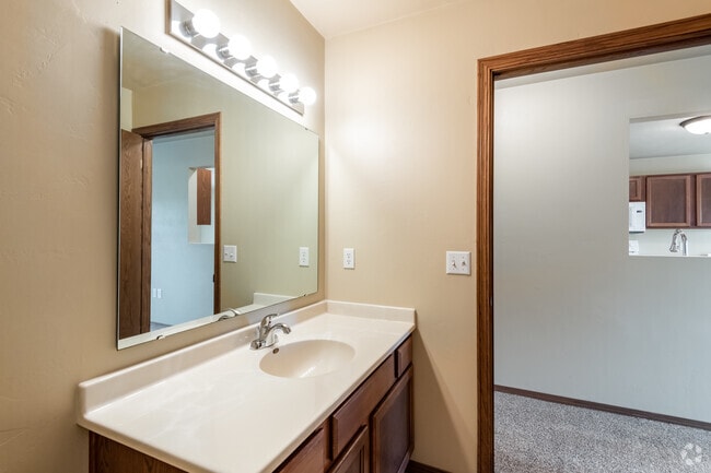 2 BR, 2 BA - 1,240SF