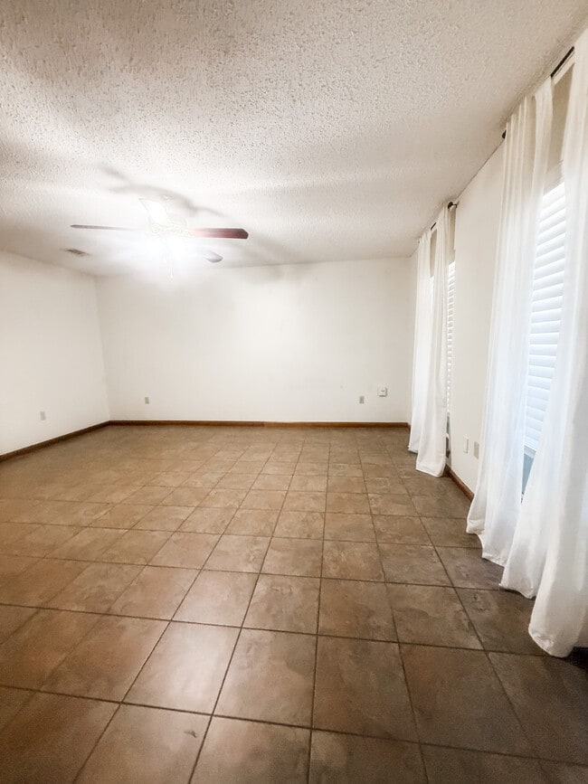 Photo - 214 Greenbriar Dr