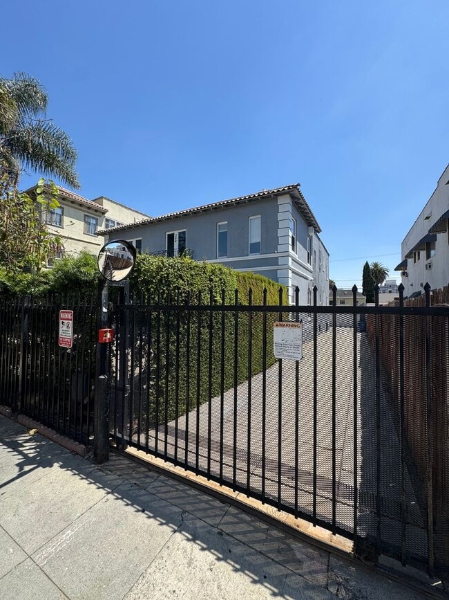 244 S Alexandria Ave Unit B