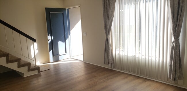 Puerta principal que da al salón y a las escaleras. - 725 Windwood Dr