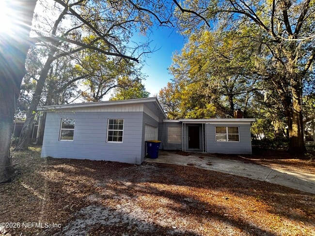 Building Photo - 1648 Loyola Dr N