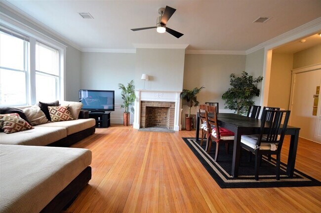 Spacious Commonwealth Ave four bed two bat... - Spacious Commonwealth Ave four bed two bat... Rental