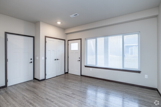 1 habitación, 1 baño - 1,141 pies cuadrados - Sala de estar - Falcon Heights Townhomes