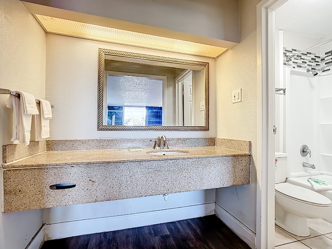 Photo - 4645 N Socrum Loop Rd Unidad King Room