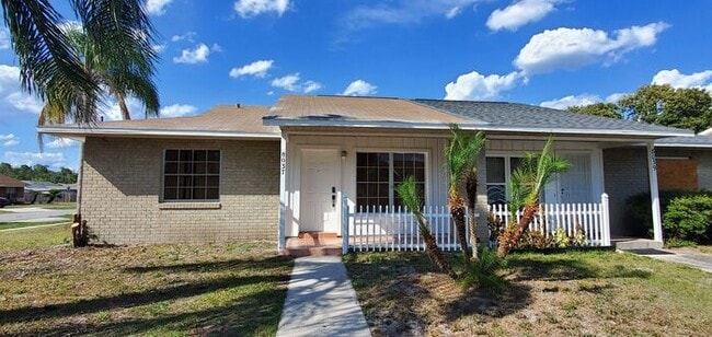 Building Photo - Charming 2 Bedroom Duplex with Tiled Floor...