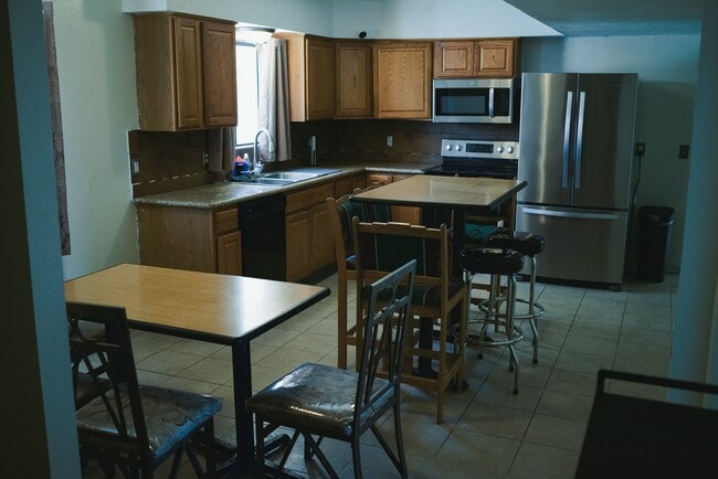 Photo - 731 W 40th St