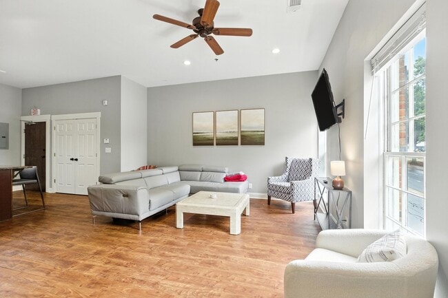 Building Photo - North Thomas 472-492 Unit NT492