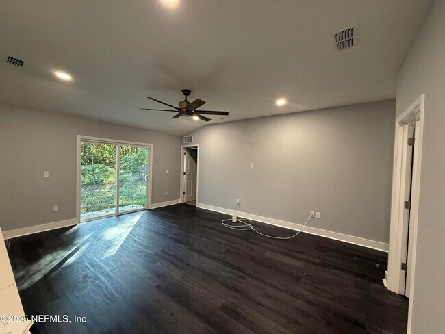 Photo - 951 Superior St