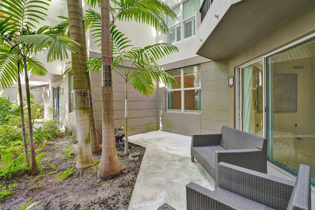 Photo - 2421 NE 65th St Unidad 2-113