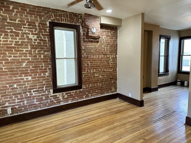 Photo - 2065 Emerson St