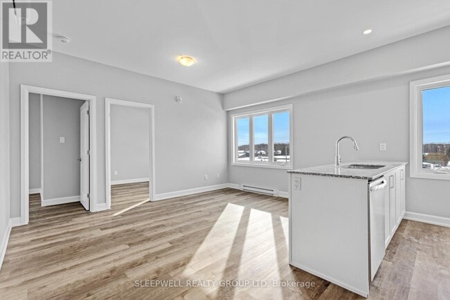 Photo - 979 N Russell Rd Unité 305