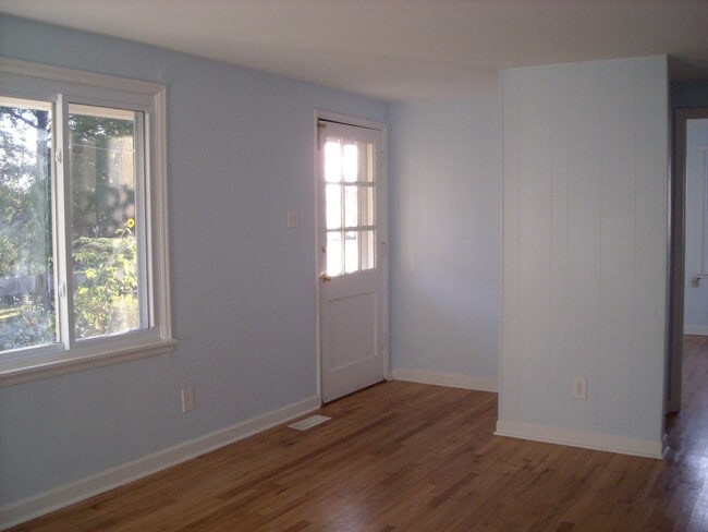 Building Photo - 2 Bedroom Single Family Home! Updated pic...
