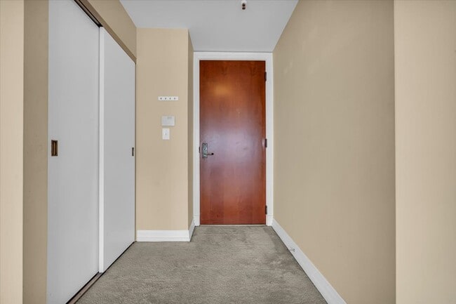 Building Photo - 1001 W Jefferson Ave Unit 9A Rental