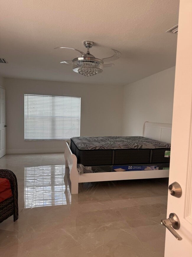 Photo - 592 SW Tarra Ave