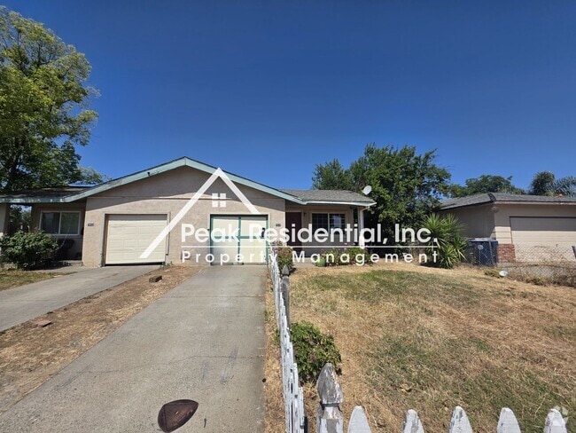 Building Photo - Spacious 3bd/1ba Duplex with Garage - Grea... Rental