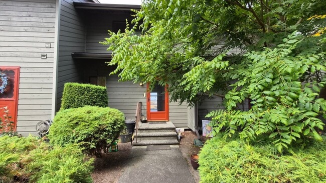 2 Bedroom 1.5 Bath Townhome with Private B... - 2 Bedroom 1.5 Bath Townhome with Private B...