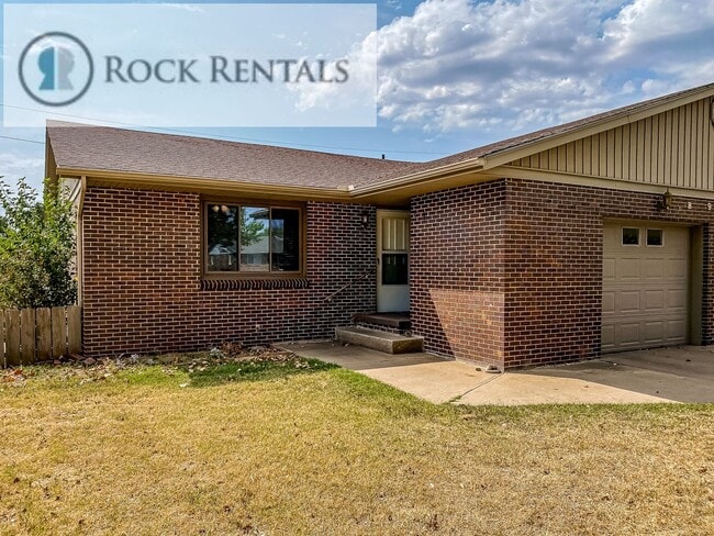 Building Photo - 903 E 24th Ave Unit 903 E 24th Apt B