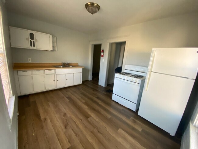 Kitchen - 514 Walnut Ct Apartments